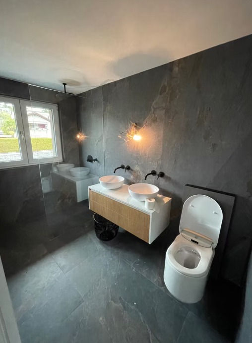 Dunkle Platten im Badezimmer