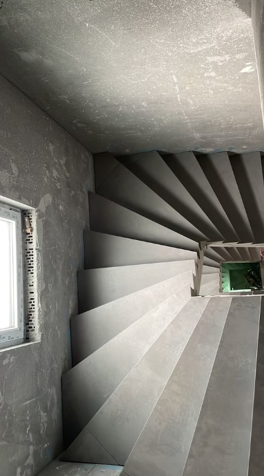 Platten auf Treppen und Podesten